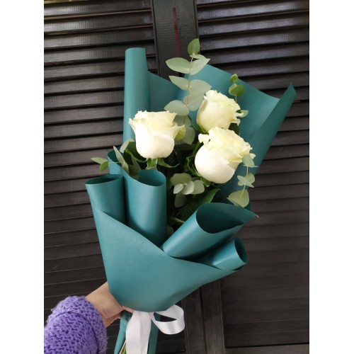Купить на заказ Букет с белыми розами, 3 шт с доставкой в Аягозе
