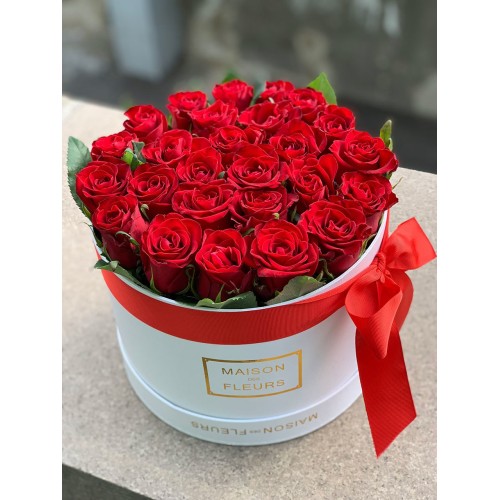 Купить на заказ 25 красных роз в коробке с доставкой в Аягозе