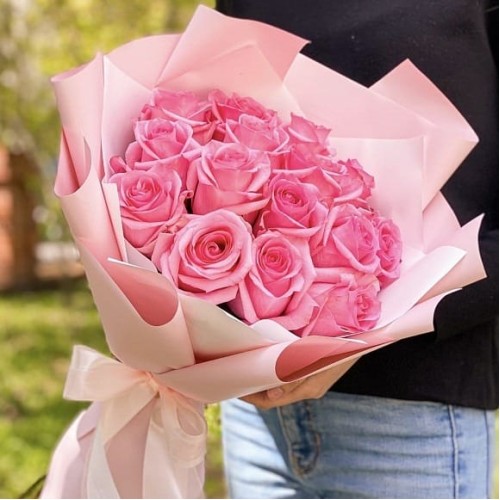 Купить на заказ Букет из 19 розовых роз с доставкой в Аягозе