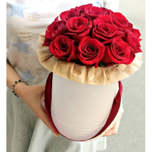 Купить на заказ 11 красных роз в коробке с доставкой в Аягозе