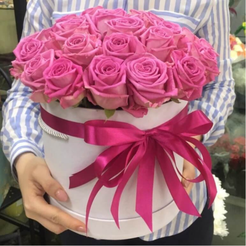 Купить на заказ 25 розовых роз в коробке с доставкой в Аягозе
