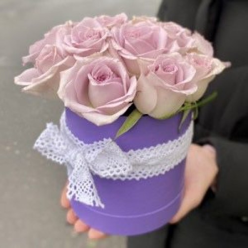 Купить на заказ 9 фиолетовых роз в коробке с доставкой в Аягозе